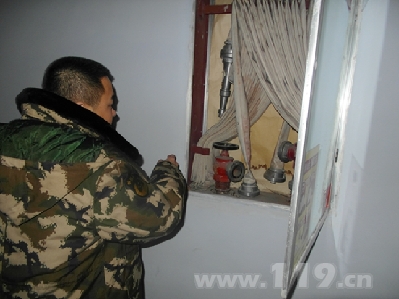 监督员检查消火栓